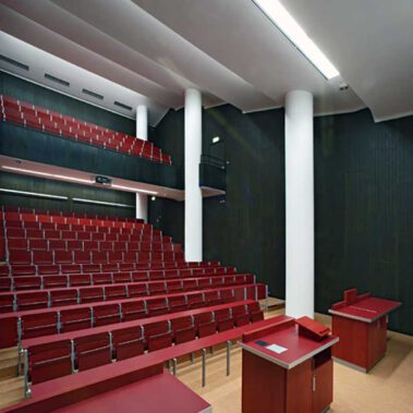 Herrichten eines Hörsaals mit schwer entflammbaren Akustikpaneelen