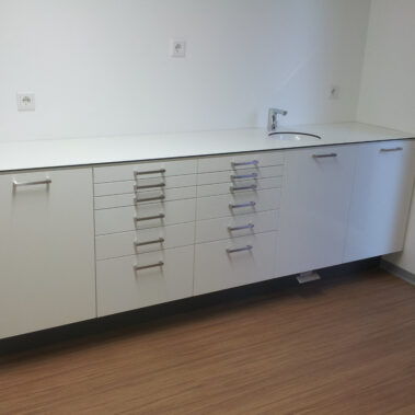 Dentalmöbel Behandlungszeile