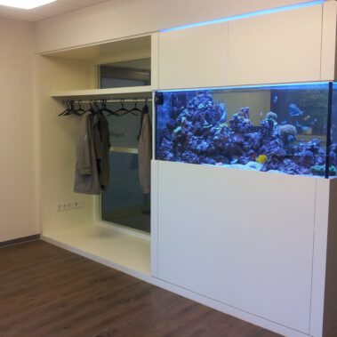 Garderobe cremefarben lackiert im Wartebereich einer Kieferchirurgischen Praxis