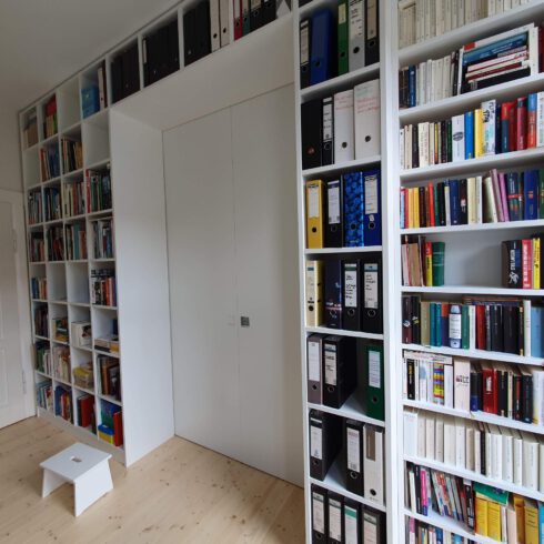 Bibliothek mit 2 flg. Schiebetür