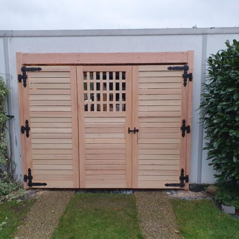 Garagentor aus Lärchenholz als Schmuckelement für die Gartengestaltung